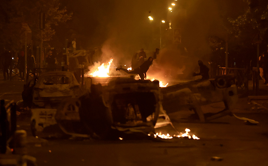 Πρόστιμα και «ποινές κοινωφελούς εργασίας σε γονείς» προτείνει η κυβέρνηση για τους ανήλικους ταραξίες στη Γαλλία