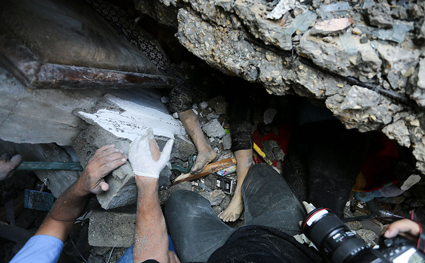 Παλεστίνιοι προσπαθούν να απελευθερώσουν παιδί από τα συντρίμμια
