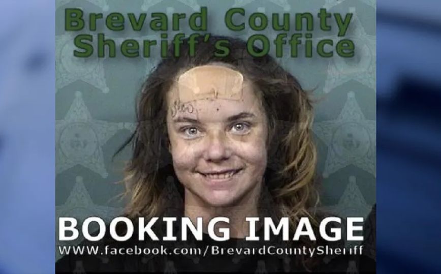 Ξυλοκόπησε τη μητέρα της, έκλεψε το αυτοκίνητό της και στη συνέχεια τη χτύπησε με αυτό