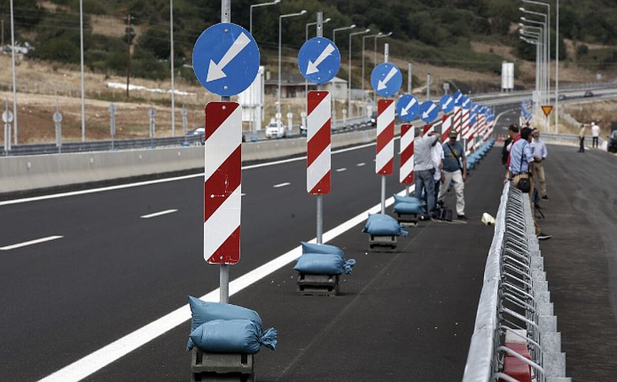 Φορτηγό τυλίχθηκε στις φλόγες στην Ιονία Οδό στο ύψος των Αγ. Αναργύρων Άρτας – Κλειστός ο δρόμος και στα δύο ρεύματα