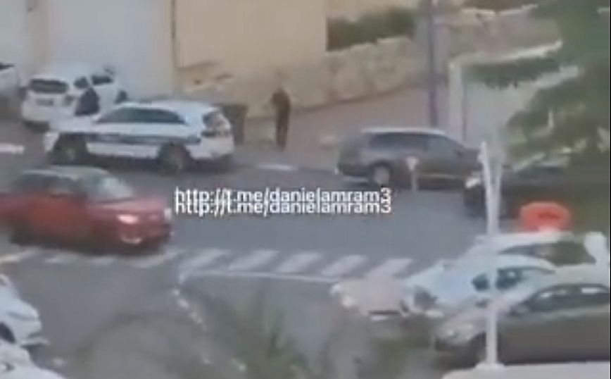 Ισραήλ: Σοκαριστικό βίντεο με ενόπλους να πυροβολούν πολίτη που οδηγεί το αυτοκίνητό του