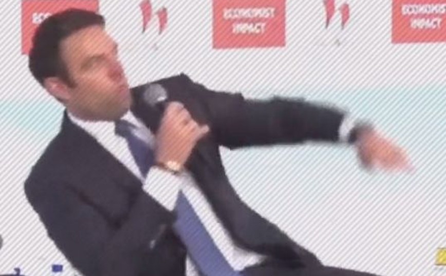 Η στιγμή που ο Στέφανος Κασσελάκης δέχεται «επίθεση» από μια μύγα σε πάνελ του Economist