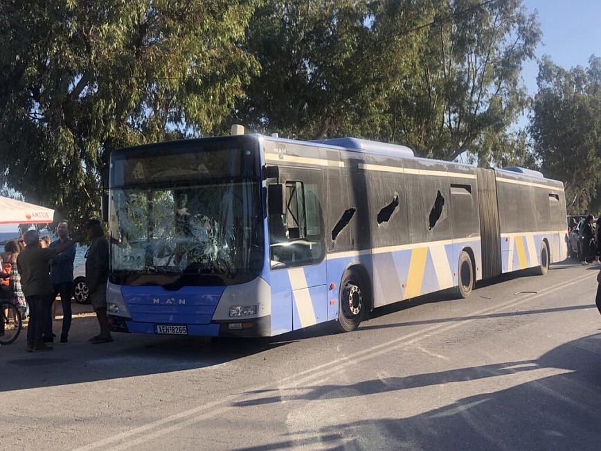 Πανικός σε λεωφορείο στην Αρτέμιδα: Άνδρας σε κατάσταση αμόκ έσπαγε τζάμια και φώναζε «θα σας σκοτώσω όλους»
