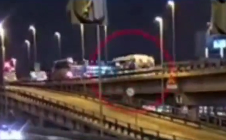 Βίντεο ντοκουμέντο από την Ιταλία: Η στιγμή που το λεωφορείο πέφτει από γέφυρα