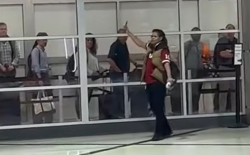 Τρόμος σε αεροδρόμιο: Γυναίκα μαχαίρωσε 3 άτομα, συμπεριλαμβανομένου αστυνομικού