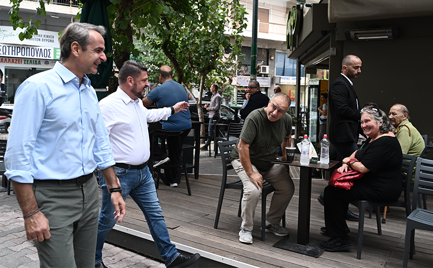 Η βόλτα Μητσοτάκη – Χαρδαλιά στον Βύρωνα: «Βρίσκομαι εδώ για να στηρίξω ανεπιφύλακτα την υποψηφιότητά του»