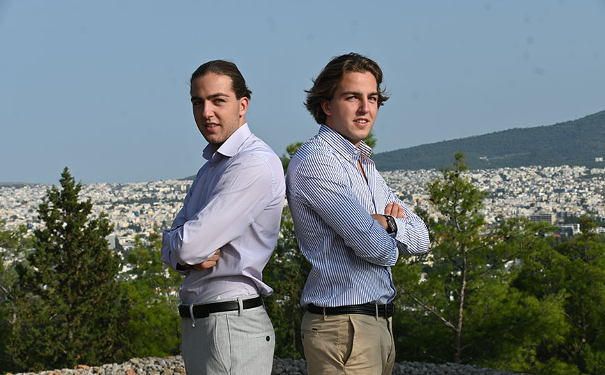 Δημήτρης και Νικόλας Μωραΐτης: Τα δίδυμα αδέλφια που φιλοδοξούν να εκλεγούν δημοτικοί σύμβουλοι σε Φιλοθέη-Ψυχικό