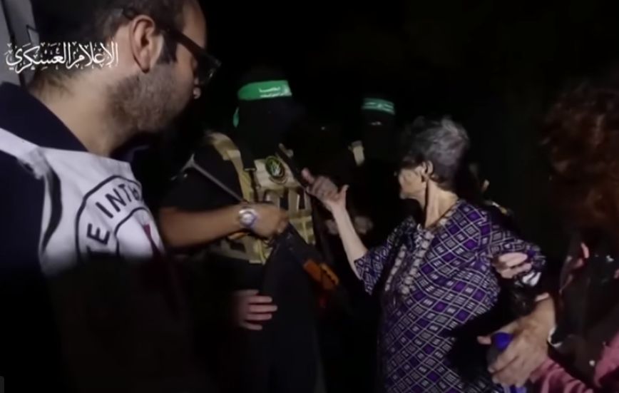Η στιγμή που η Ισραηλινή όμηρος δίνει το χέρι της στον απαγωγέα της Χαμάς – Η 85χρονη είναι ακτιβίστρια για την ειρήνη