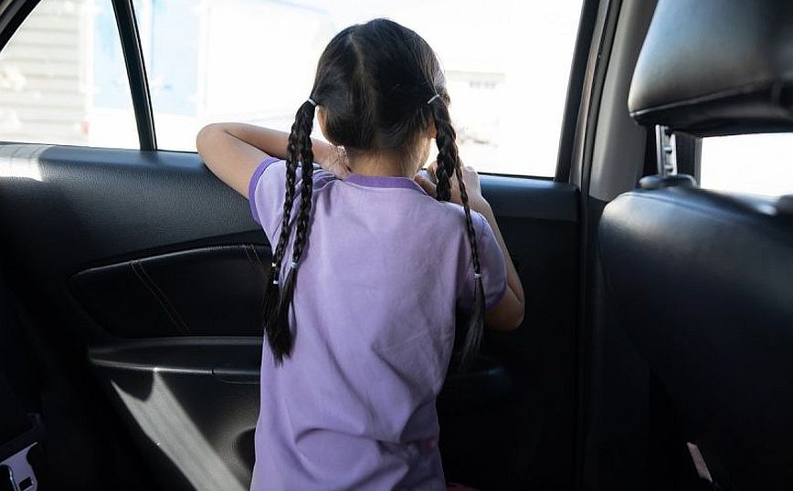 Εύβοια: Κλείδωσαν κοριτσάκι τεσσάρων ετών σε αυτοκίνητο με κλειστά τα παράθυρα κι έφυγαν