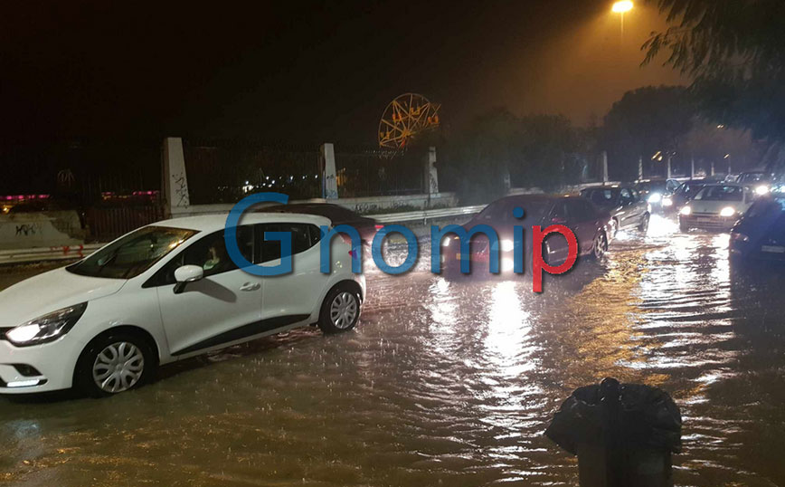 Πλημμύρισε η Πάτρα από έντονες βροχοπτώσεις – Βγάζουν τα νερά από σπίτια και μαγαζιά