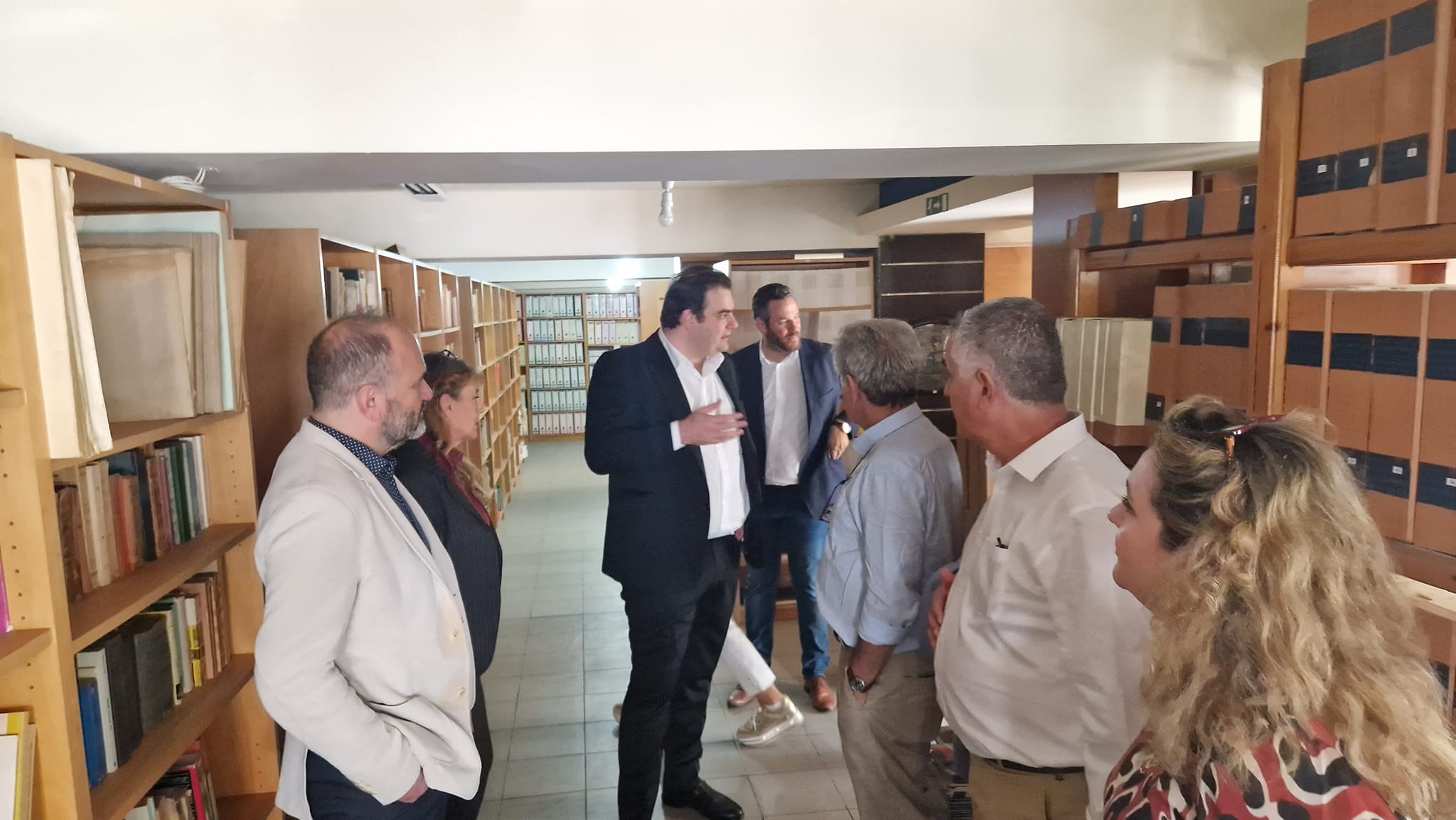 Ο Κυριάκος Πιερρακάκης επισκέφτηκε τα Γενικά Αρχεία του Κράτους στο Ηράκλειο