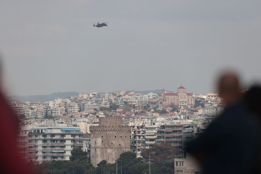 28η Οκτωβρίου: Με την έπαρση της σημαίας στον Λευκό Πύργο, παρουσία Σακελλαροπούλου, άρχισαν οι τριήμερες εορταστικές εκδηλώσεις