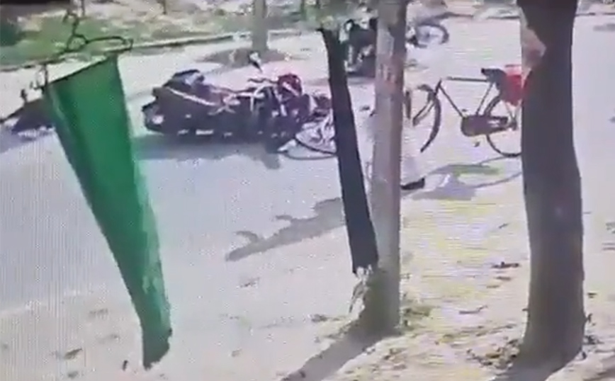 Της τράβηξαν το μαντήλι ενώ έκανε ποδήλατο και τη χτύπησε διερχόμενη μηχανή