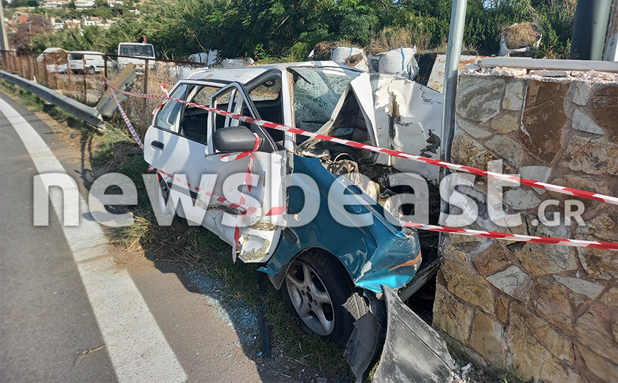 Σοβαρό τροχαίο στην Αθηνών-Σουνίου &#8211;  Αυτοκίνητο καρφώθηκε σε τοίχο, μετατράπηκε σε άμορφη μάζα σιδερικών