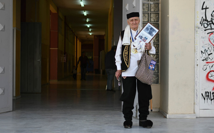 Πήγε στην κάλπη με τα τσαρούχια και την γκλίτσα του