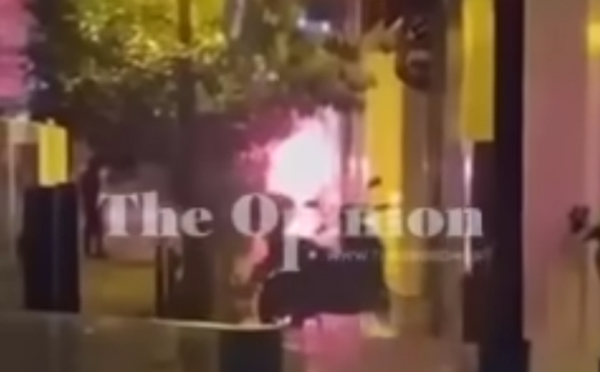 Βίντεο – ντοκουμέντο από τη στιγμή της επίθεσης χούλιγκαν με τσεκούρια, πυρσούς και μπουκάλια στη Θεσσαλονίκη