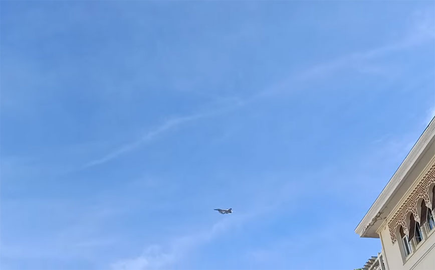 «ΖΕΥΣ» και Spitfire «έσκισαν» τον ουρανό της Θεσσαλονίκης πετώντας πάνω από τη μαθητική παρέλαση – Εντυπωσιακά βίντεο