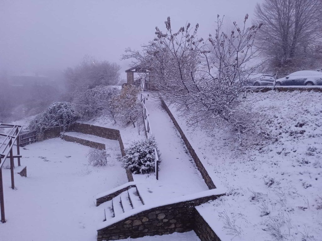 Εντυπωσιακές εικόνες από τα πρώτα χιόνια στη Βόρεια Ελλάδα