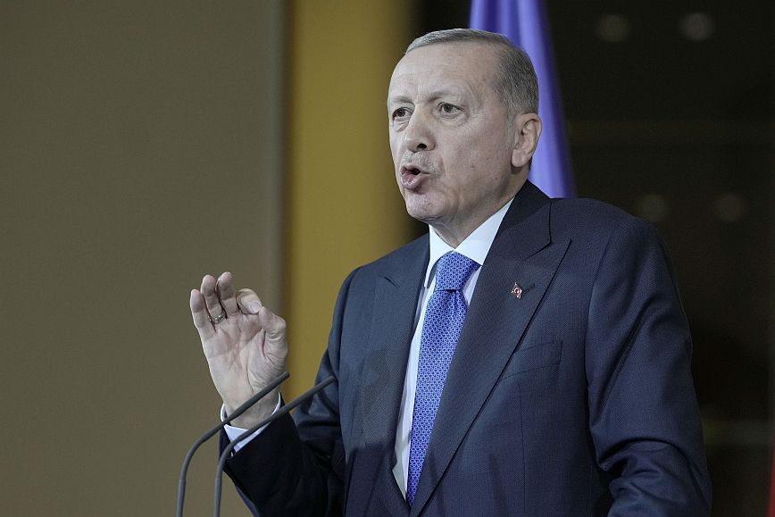 Πώς σχολιάζει ο τουρκικός Τύπος την επίσκεψη Ερντογάν στο Βερολίνο – «Δεν έχουμε στο παρελθόν μας Ολοκαύτωμα»