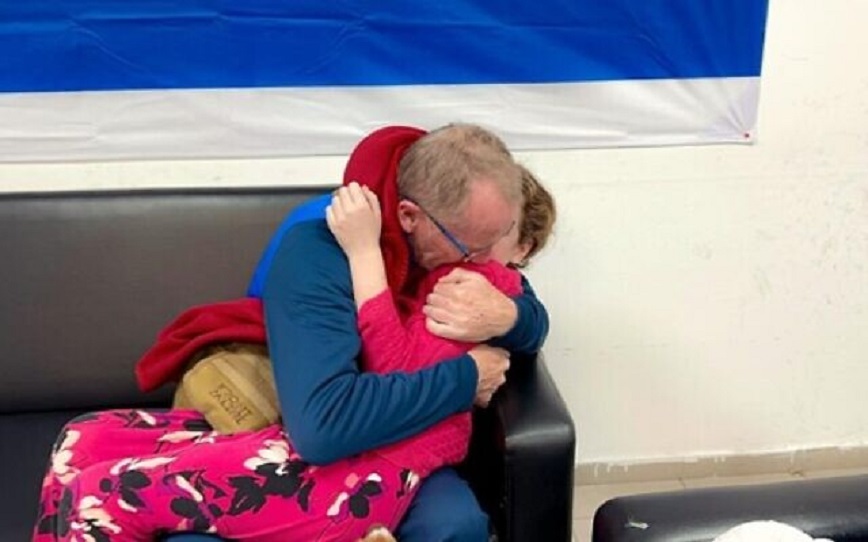 Συγκλονίζει η αγκαλιά της Έμιλι Χαντ με τον πατέρα της μετά την απελευθέρωσή της από τη Χαμάς