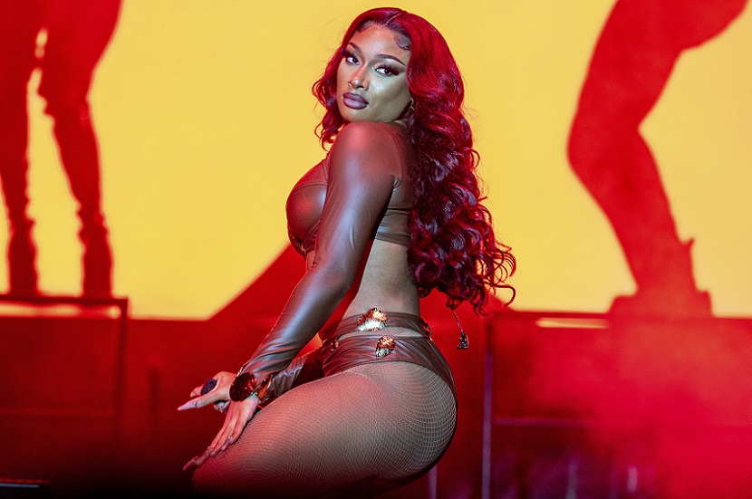 Η Megan Thee Stallion δείχνει το μυστικό της για τους τέλειους, ανορθωμένους γλουτούς