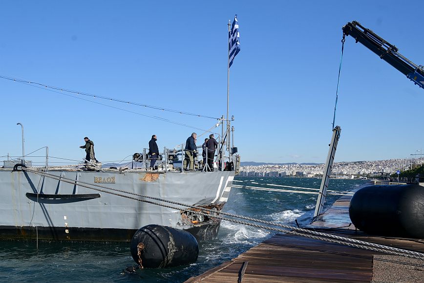 Σε εξέλιξη η ρυμούλκηση του αντιτορπιλικού «Βέλος» στο λιμάνι της Θεσσαλονίκης &#8211; Δύο ρυμουλκά συνδράμουν στην επιχείρηση