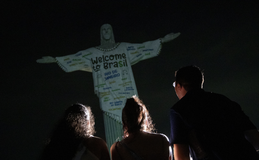 Το άγαλμα του Χριστού στο Ρίο ντε Τζανέιρο φόρεσε τη μπλούζα της Τέιλορ Σουίφτ