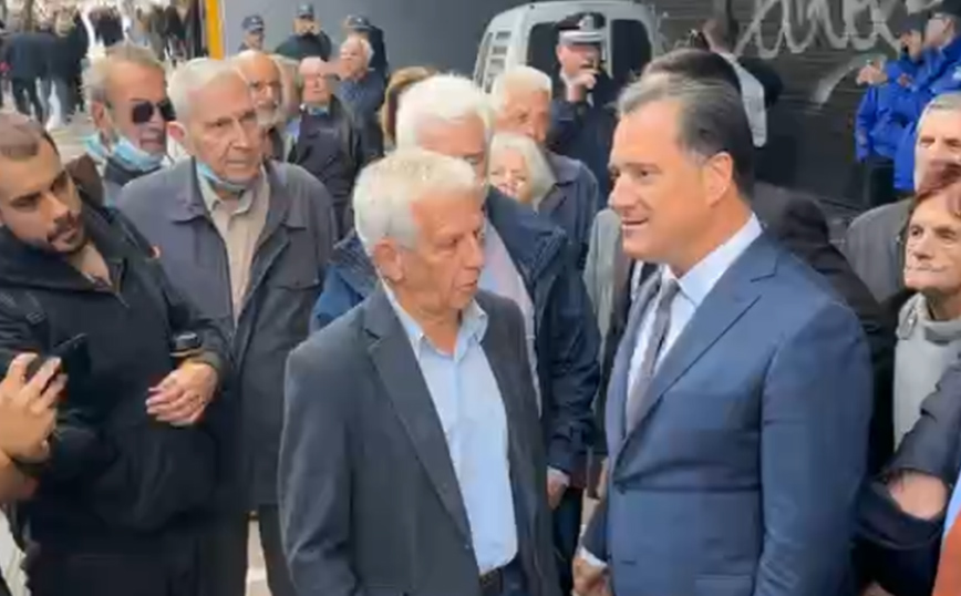 O Άδωνις Γεωργιάδης κατέβηκε να δει τους συνταξιούχους που διαμαρτύρονταν έξω από το υπουργείο Εργασίας