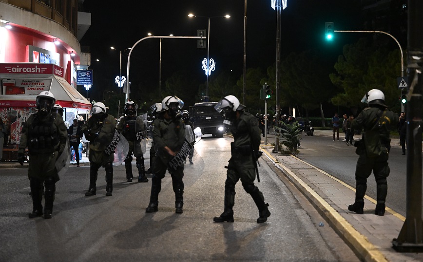Έξι συλλήψεις στην Ακρόπολη – Αντιεξουσιαστές οι κουκουλοφόροι που επιτέθηκαν στους άνδρες της ΔΙ.ΑΣ στη Βικτώρια