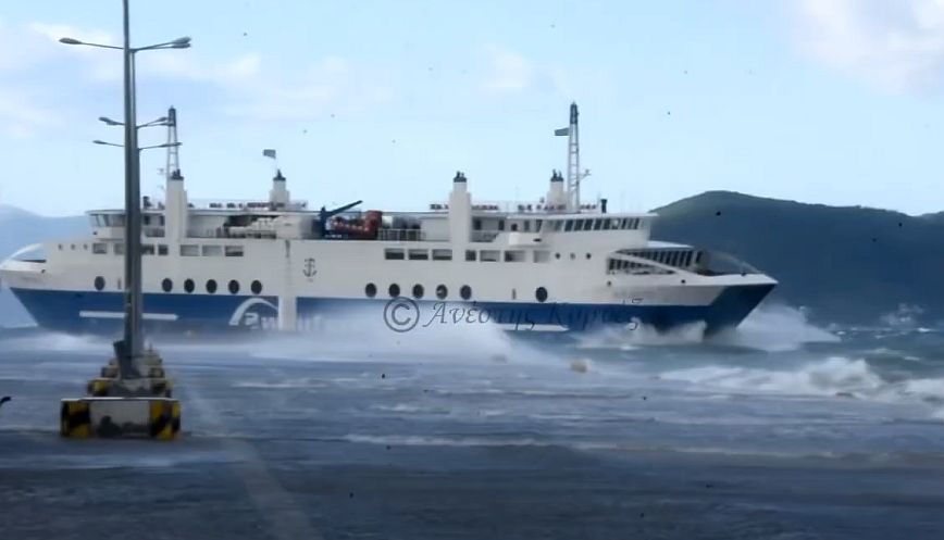 Το πλοίο της γραμμής για Αίγινα έδωσε μάχη με τα κύματα για να δέσει στο λιμάνι του νησιού – Έσπασε τζάμι