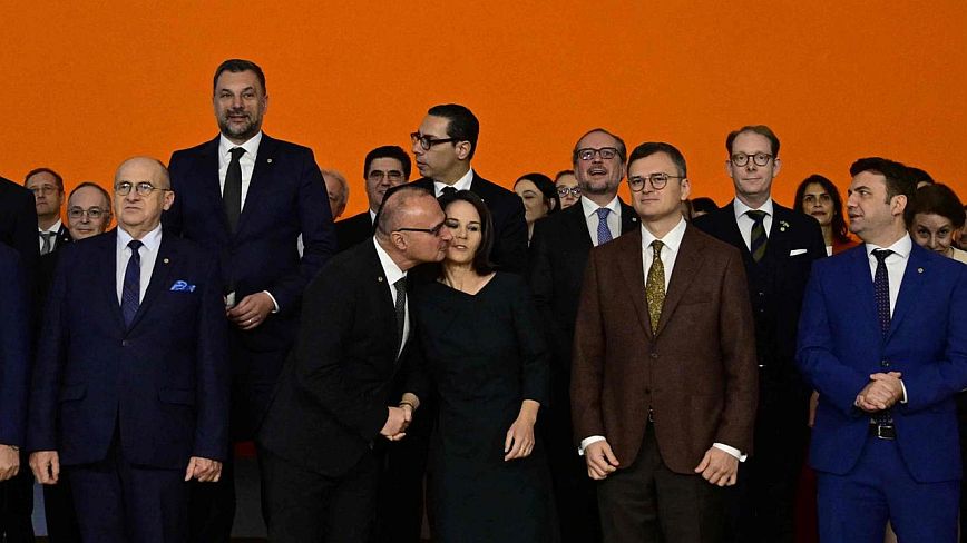 Σάλος με την απόπειρα του Κροάτη υπουργού Εξωτερικών να φιλήσει στο μάγουλο την Γερμανίδα ομόλογό του – Δείτε βίντεο