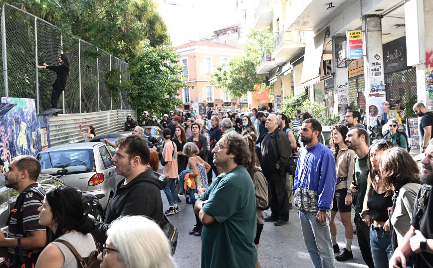 Η απάντηση της «Ελληνικό Μετρό» για τα δέντρα στα Εξάρχεια: «Θα φυτευτούν πλησίον της πλατείας»