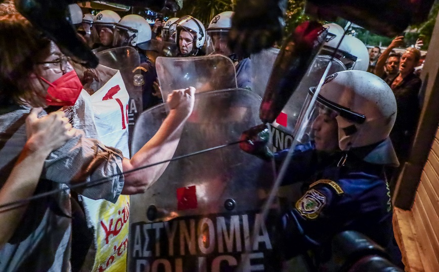 Επεισόδια με φωτιές σε κάδους και χημικά στα Εξάρχεια