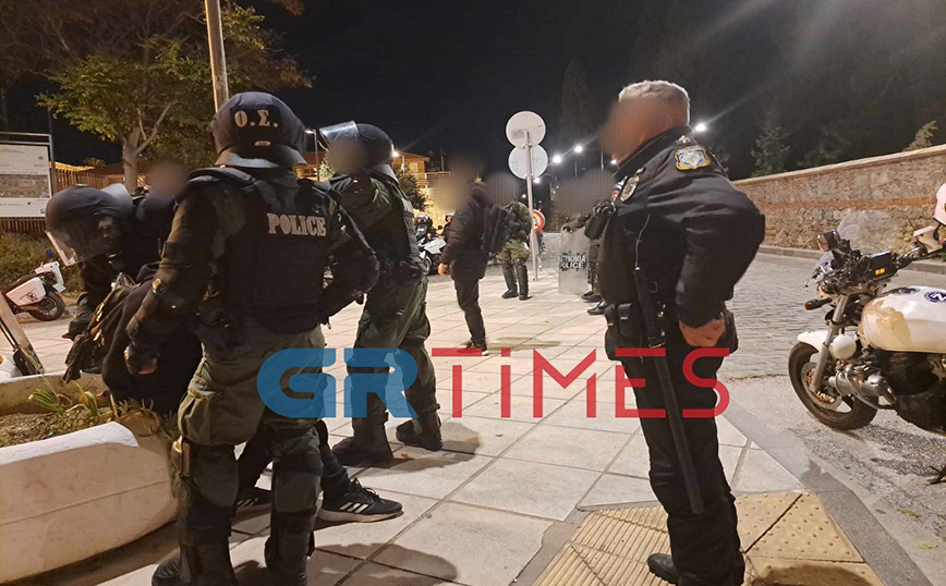 Επεισόδια μεταξύ κουκουλοφόρων και ΜΑΤ μετά το τέλος της πορείας για τον 17χρονο Επεισόδια μεταξύ κουκουλοφόρων και ΜΑΤ μετά το τέλος της πορείας για τον 17χρονο