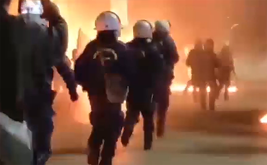Επεισόδια και μολότοφ στην πορεία για το Πολυτεχνείο στην Πάτρα – Προσαγωγές από την ΕΛ.ΑΣ.