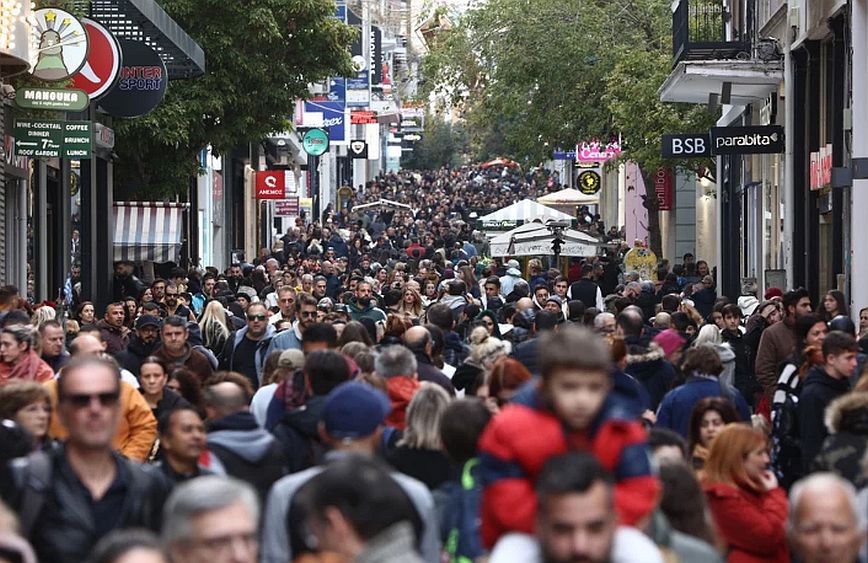 Ξεχύθηκαν στα μαγαζιά λόγω Black Friday οι Αθηναίοι παρά το τσουχτερό κρύο &#8211; Τι ώρα κλείνουν τα καταστήματα