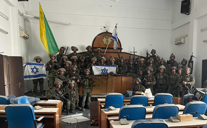 «Έπεσε» το κοινοβούλιο της Χαμάς &#8211; Ο IDF ύψωσε την ισραηλινή σημαία μέσα στο κτίριο
