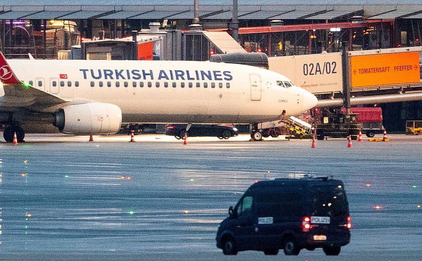 Πολλά τα ερωτήματα για την ασφάλεια του αεροδρομίου του Αμβούργου μετά το πολύωρο περιστατικό ομηρείας