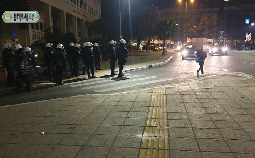 Πολυτεχνείο: Επεισόδια στα Γιάννενα &#8211; Διαδηλωτές πέταξαν πέτρα στους αστυνομικούς που απάντησαν με δακρυγόνα
