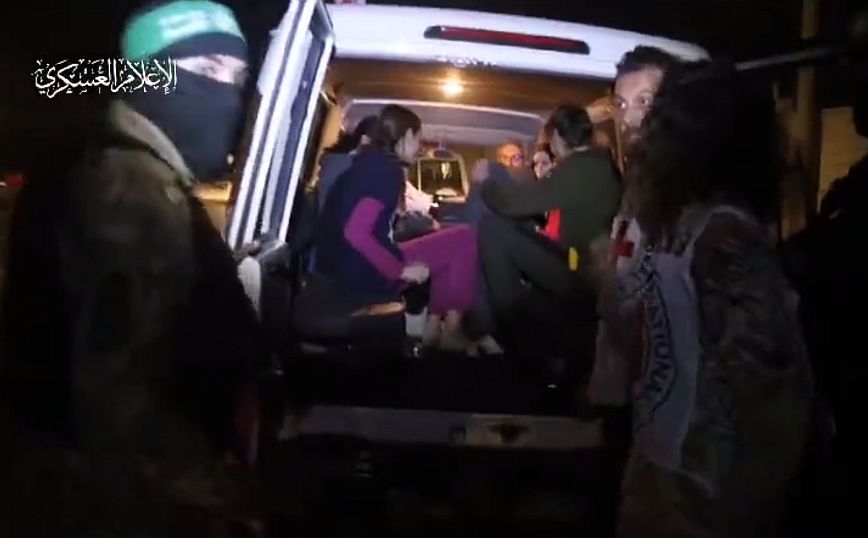 Στο Ισραήλ οι όμηροι που άφησε ελεύθερους η Χαμάς – Σε αντάλλαγμα αποφυλακίστηκαν 39 Παλαιστίνιοι