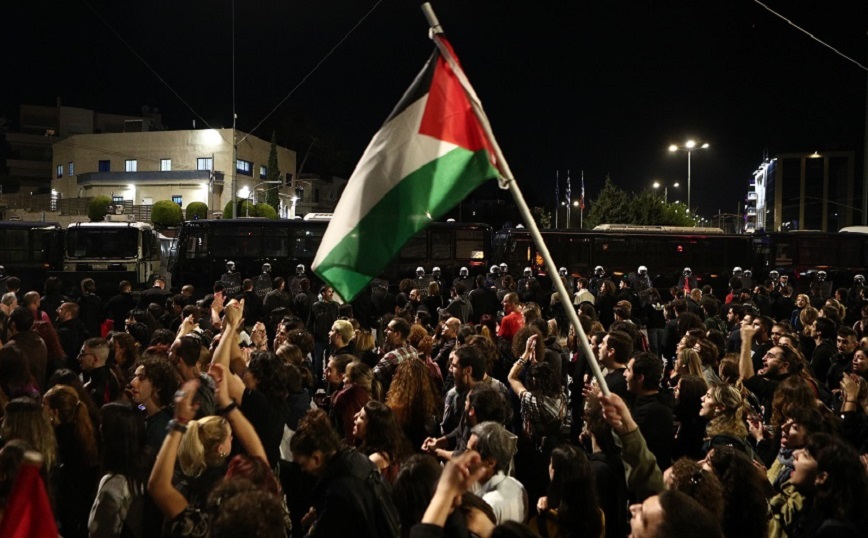 Στην ισραηλινή πρεσβεία ολοκληρώθηκε η πορεία για την 50η επέτειο της εξέγερσης του Πολυτεχνείου &#8211; Για 25.000 διαδηλωτές μιλά η ΕΛ.ΑΣ.