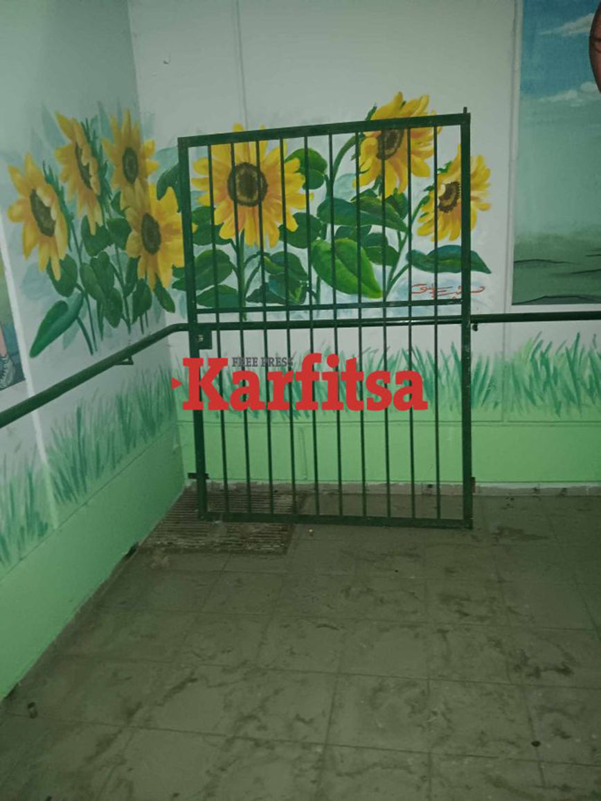 Κατέρρευσε σιδερένια πόρτα σε σχολείο στην Κατερίνη Κατέρρευσε σιδερένια πόρτα σε σχολείο στην Κατερίνη