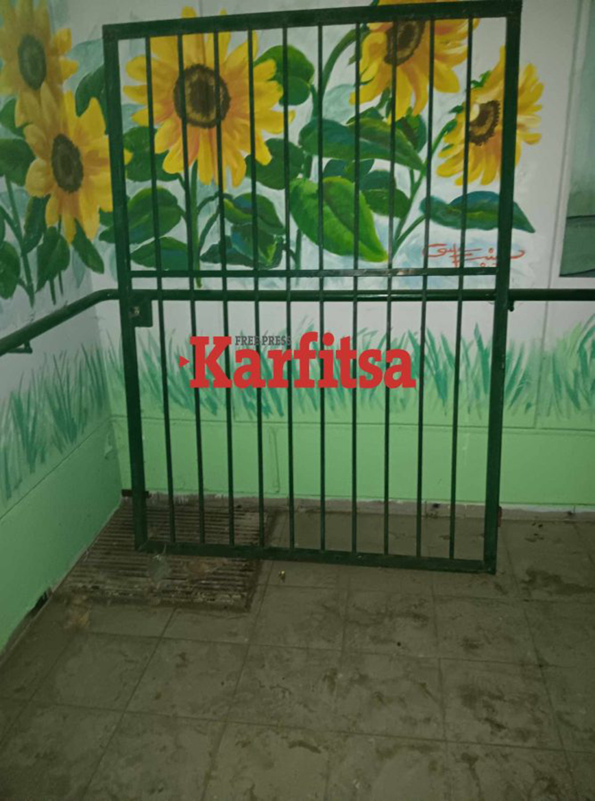 Κατέρρευσε σιδερένια πόρτα σε σχολείο στην Κατερίνη Κατέρρευσε σιδερένια πόρτα σε σχολείο στην Κατερίνη