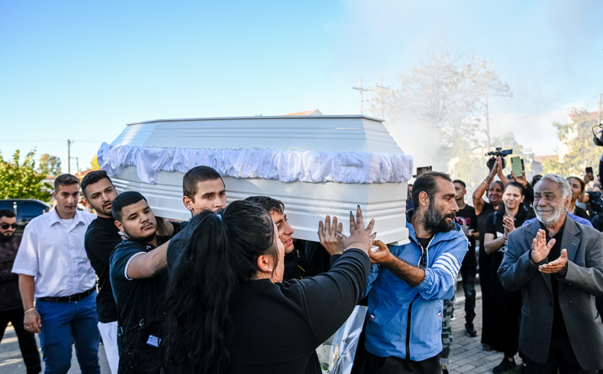 Θρήνος στην κηδεία του 17χρονου που πυροβολήθηκε από αστυνομικό στη Βοιωτία – Υποβασταζόμενη η μητέρα, λιποθύμησε ο αδερφός του