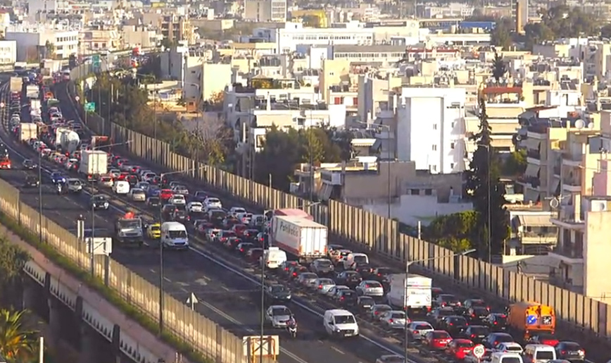 Χάος στους δρόμους, ουρές χιλιομέτρων στον Κηφισό – Άνοιξε η πίσω πόρτα φορτηγού και γέμισε μπάζα και λάσπες ο δρόμος