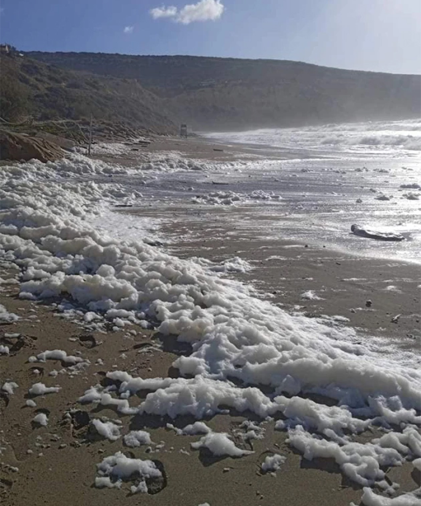 Λευκός αφρός κάλυψε παραλία στην Κρήτη μετά την κακοκαιρία Bettina – Τι είναι το φαινόμενο Cappuccino Coast