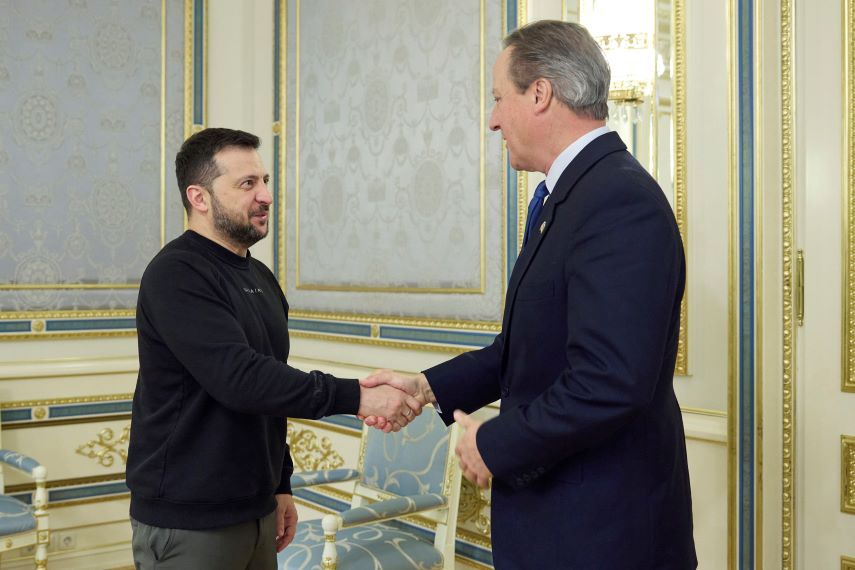 Ο Κάμερον συνάντησε τον Ζελένσκι στο Κίεβο στο πρώτο ταξίδι του στο εξωτερικό ως υπουργού Εξωτερικών της Βρετανίας