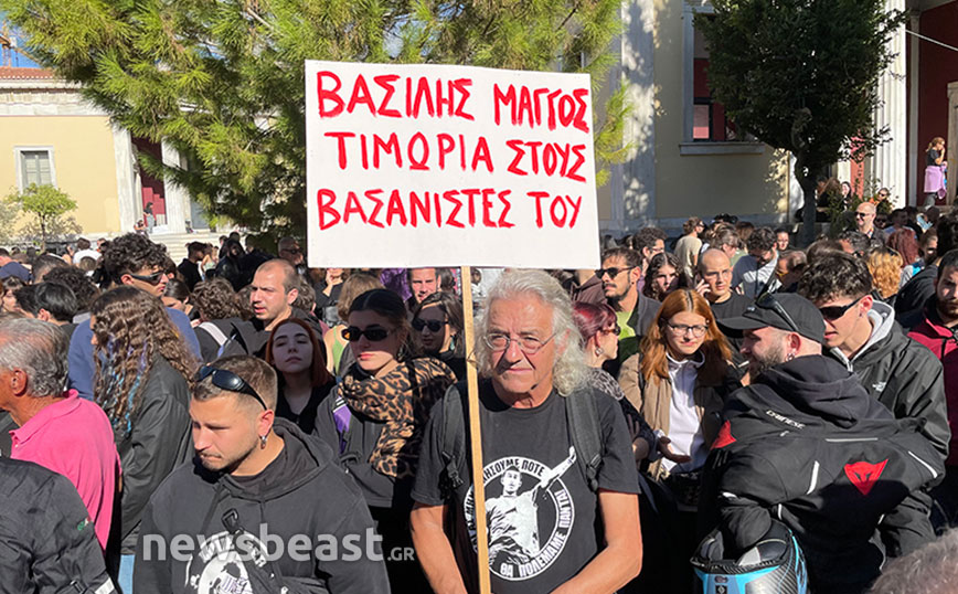 Ο πατέρας του Βασίλη Μάγγου στο Πολυτεχνείο με ένα πλακάτ στα χέρια: «Τιμωρία στους βασανιστές του»