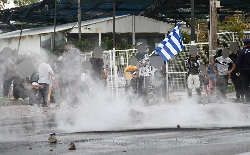 Επεισόδια σε λεωφόρους Μεσογείων και ΝΑΤΟ για τον θάνατο του 17χρονου από πυροβολισμό αστυνομικού