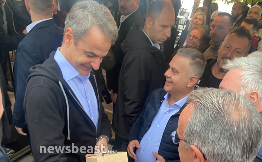 Το απροσδόκητο δώρο που έκανε κάτοικος των Καμένων Βούρλων στον Πρωθυπουργό – Του χάρισε ένα… κασελάκι